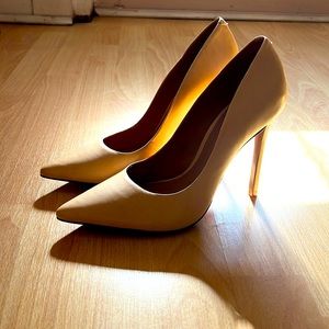 Schutz sun kiss pumps size 9B